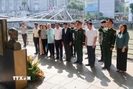 Đại sứ quán Việt Nam tại Singapore và các cơ quan bên cạnh dâng hoa tưởng niệm tại Tượng Bác Hồ ở Bảo tàng Văn minh châu Á. (Ảnh: Ngọc Khương/TTXVN)