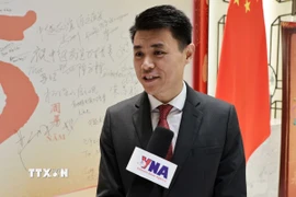 Ông Ngụy Vi, chuyên gia nghiên cứu về Việt Nam trả lời phỏng vấn phóng viên TTXVN tại Trung Quốc nhân dịp kỷ niệm 95 năm ngày thành lập Đảng Cộng sản Việt Nam. (Ảnh: Công Tuyên/TTXVN)