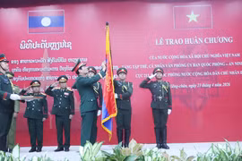 Đại tướng Nguyễn Tân Cương gắn Huân chương Độc lập của Nhà nước Việt Nam trao tặng cho tập thể thuộc Bộ Quốc phòng Lào. (Ảnh: Xuân Tú/TTXVN)