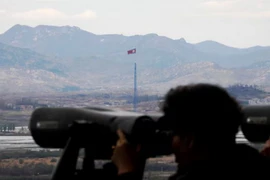 Hình ảnh được chụp từ đài quan sát Dora gần khu phi quân sự ngăn cách hai miền Triều Tiên, cho thấy lá cờ Triều Tiên tung bay trên đỉnh một tòa tháp cao 160 mét tại làng tuyên truyền Gijungdong của Triều Tiên. (Ảnh: Reuters)