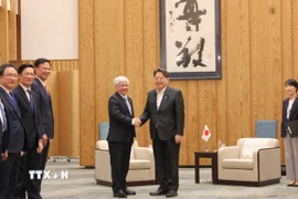 Ông Đỗ Văn Chiến, Chủ tịch Ủy ban Trung ương Mặt trận Tổ quốc Việt Nam gặp Chánh Văn phòng Nội các Nhật Bản Yoshimasa Hayashi. (Ảnh: Phạm Tuân/TTXVN)