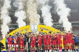 Các cầu thủ U23 Việt Nam hân hoan nâng cao cúp vô địch U23 Đông Nam Á 2025 trên sân Gelora Bung Karno. (Ảnh: Văn Phong/TTXVN)