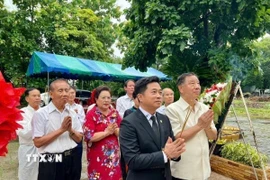 Cán bộ nhân viên Tổng lãnh sự quán Việt Nam tại Khon Kaen cùng kiều bào Việt Nam tại Thái Lan dâng hương tri ân các anh hùng liệt sỹ. (Ảnh: TTXVN phát)