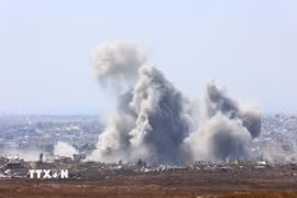 Khói bốc lên sau các cuộc không kích của Israel xuống Gaza. (Ảnh: THX/TTXVN)