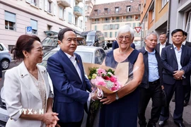 Vợ ông Jacques Savary đón Chủ tịch Quốc hội Trần Thanh Mẫn và Phu nhân Nguyễn Thị Thanh Nga đến thăm gia đình. (Ảnh: Doãn Tấn/TTXVN)