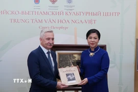 Phu nhân Ngô Phương Ly tặng bộ sách “Hồ Chí Minh với tình hữu nghị Việt - Nga” cho Trung tâm. (Ảnh: Tâm Hằng/TTXVN)