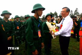 Ông Trương Cảnh Tuyên, Chủ tịch Ủy ban Nhân dân thành phố, Chủ tịch Hội đồng nghĩa vụ quân sự thành phố Cần Thơ, thăm hỏi, động viên các tân binh. (Ảnh: Duy Khương/TTXVN)
