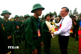 Ông Trương Cảnh Tuyên, Chủ tịch Ủy ban Nhân dân thành phố, Chủ tịch Hội đồng nghĩa vụ quân sự thành phố Cần Thơ, thăm hỏi, động viên các tân binh. (Ảnh: Duy Khương/TTXVN)