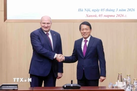 Đại tướng Lương Tam Quang, Bộ trưởng Bộ Công an Việt Nam với Bộ trưởng Bộ Tình trạng khẩn cấp Liên bang Nga Aleksandr Kurenkov. (Ảnh: Phạm Kiên/TTXVN)