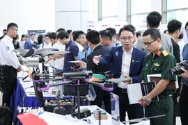 Các đại biểu tham quan gian hàng trưng bày Lễ công bố 3 Mạng lưới đổi mới sáng tạo ngành công nghệ chiến lược. (Ảnh: Lê Đông/TTXVN)