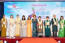 Đại sứ Lễ hội năm 2026 ra mắt người dân và du khách. (Ảnh: Mỹ Phương/TTXVN)