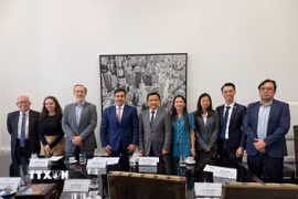 Đại sứ Việt Nam tại Brazil Bùi Văn Nghị làm việc với ông Samo Tosatti, Giám đốc Quan hệ Quốc tế bang São Paulo. (Ảnh: TTXVN phát)