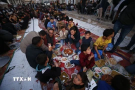 Người dân Palestine tại Beit Lahia, Dải Gaza. (Ảnh: THX/TTXVN)