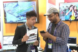 Doanh nghiệp Việt Nam giới thiệu sản phẩm với khách tham quan. (Ảnh: Ngọc Thúy/TTXVN)