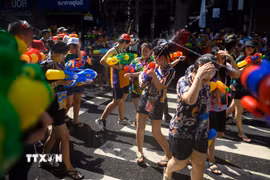 Người dân vui chơi trong kỳ nghỉ Tết Songkran cổ truyền ở Bangkok, Thái Lan. (Ảnh: AFP/TTXVN)