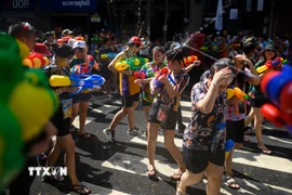 Người dân vui chơi trong kỳ nghỉ Tết Songkran cổ truyền ở Bangkok, Thái Lan. (Ảnh: AFP/TTXVN)
