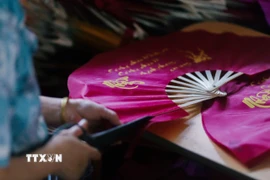 Công đoạn cắt, tạo hình giấy quạt - bước hoàn thiện mang tính thẩm mỹ cao. (Ảnh: Phương Anh/TTXVN phát)