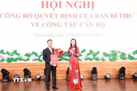Bà Bùi Thị Quỳnh Vân, Phó Trưởng Ban Tổ chức Trung ương, trao Quyết định của Ban Bí thư cho ông Nguyễn Việt Hùng. (Ảnh: Xuân Triệu/TTXVN)
