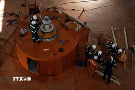 Các kỹ sư, công nhân thi công khu vực đặt 2 tổ máy. (Ảnh: Trọng Đạt/TTXVN)