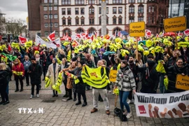 Người lao động tham gia biểu tình tại Dortmund, Đức. (Ảnh: AA/TTXVN)