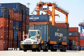 Xe chở container hàng xuất nhập khẩu hoạt động tại cảng quốc tế Gemalink, thị xã Phú Mỹ, tỉnh Bà Rịa-Vũng Tàu. (Ảnh: Hồng Đạt/TTXVN)