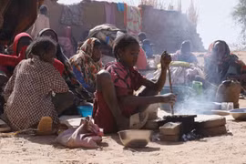 Người tị nạn tại El Fasher, Bắc Darfur, Sudan. (Ảnh: THX/TTXVN)