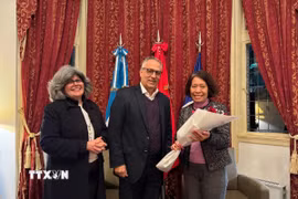 Đại sứ Ngô Minh Nguyệt chụp ảnh lưu niệm cùng Đại sứ Pedro Pablo Prada và Phu nhân tại buổi giao lưu. (Ảnh: Diệu Hương/TTXVN)