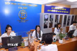 Cán bộ phường Cửa Nam tiếp công dân. (Ảnh: Văn Điệp/TTXVN)
