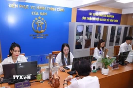 Cán bộ phường Cửa Nam tiếp công dân vào đầu giờ sáng 1/7/2025. (Ảnh: Văn Điệp/TTXVN)