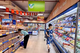 Người tiêu dùng mua sắm tại khu vực hàng hóa gắn Tick xanh trách nhiệm, tại Co.opmart Rạch Miễu, Thành phố Hồ Chí Minh. (Ảnh: Hương Giang/TTXVN)