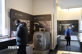 Mô hình miêu tả việc lắp đặt các đường ống cống ngầm. (Ảnh: Hương Giang/TTXVN)