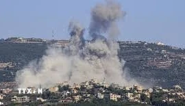 Khói bốc lên sau cuộc không kích của Israel xuống miền Nam Liban. (Ảnh: IRNA/TTXVN)