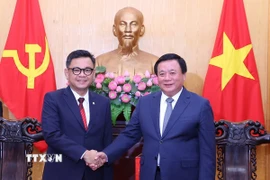 Giáo sư, Tiến sỹ Nguyễn Xuân Thắng tiếp Tiến sỹ Ace Hasan Syadzily, Chủ tịch Học viện Tự cường Dân tộc Cộng hòa Indonesia. (Ảnh: Văn Điệp/TTXVN)