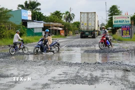 Người dân gian nan khi lưu thông qua đường ĐT.852B đoạn từ nút giao với Quốc lộ 80 đến cầu Sa Đéc 2. (Ảnh: Nhựt An/TTXVN)