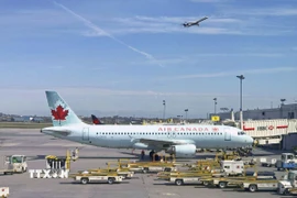 Máy bay của hãng hàng không Air Canada tại sân bay Trudeau, gần Montreal. (Ảnh: AFP/TTXVN)