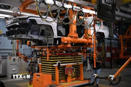 Dây chuyền sản xuất xe ôtô điện tại nhà máy của hãng General Motors ở Detroit, Michigan, Mỹ. (Ảnh: AFP/TTXVN)