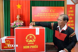 Cử tri bỏ phiếu tại Khu vực bỏ phiếu số 25, xã Hòa Phú, tỉnh Đắk Lắk. (Ảnh: Tuấn Anh/TTXVN)