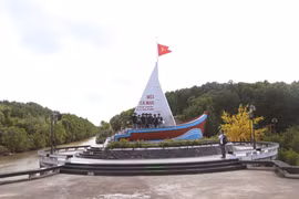 Biểu tượng con tàu tại Khu du lịch Mũi Cà Mau. (Ảnh: Tuấn Phi/TTXVN)