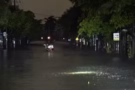 Lũ lớn trong đêm khiến nhà cửa, đường sá Đắk Lắk ngập sâu