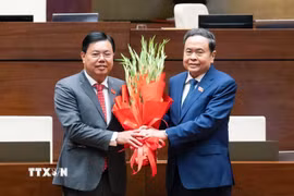 Chủ tịch Quốc hội Trần Thanh Mẫn tặng hoa chúc mừng tân Bộ trưởng Bộ Nội vụ Nguyễn Tiến Hải. (Ảnh: TTXVN phát)