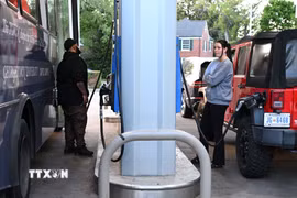 Người dân mua xăng tại trạm xăng ở Arlington, Virginia, Mỹ. (Ảnh: THX/TTXVN)