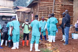 Nhân viên y tế tiến hành khử trùng nhằm tránh lây nhiễm Ebola tại Mongbwalu, tỉnh Ituri, CHDC Congo, ngày 24/5/2026. (Ảnh: THX/TTXVN)