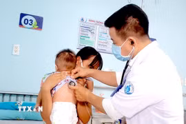 Đặc trưng của bệnh sởi là sốt, phát ban. (Ảnh: Đinh Hằng/TTXVN)