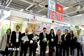 Các đại biểu khai trương gian hàng Việt Nam tại Fruit Logistica 2025. (Ảnh: Phương Hoa/TTXVN)