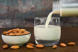 Sữa hạt hạnh nhân. (Ảnh: Getty images)