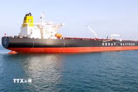 Tàu chở dầu thô cập cảng ở Mundra, Ấn Độ sau khi băng qua eo biển Hormuz, ngày 18/3/2026. (Ảnh: ANI/TTXVN)