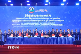 Đại diện các bên tham gia ký Thỏa thuận. (Ảnh: Xuân Tú/TTXVN)