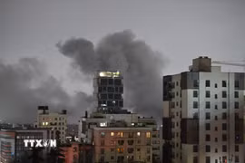 Khói bốc lên sau vụ tấn công tại Tehran, Iran. (Ảnh: THX/TTXVN)