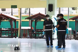 Cảnh sát làm nhiệm vụ tại hiện trường một vụ xả súng Thái Lan. (Ảnh: THX/TTXVN phát)