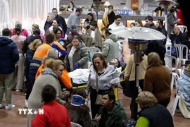 Nạn nhân bị thương trong vụ va chạm tàu cao tốc ở Adamuz, Tây Ban Nha, ngày 18/1/2026. (Ảnh: Reuters/TTXVN)